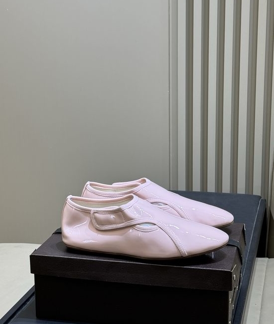 Alaia Glossy Leather Loafers Easy Slip On Style