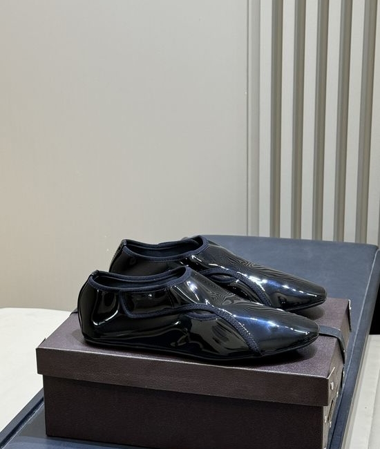 Alaia Glossy Leather Loafers Easy Slip On Style