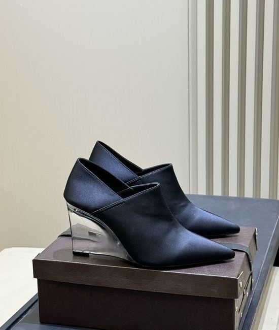 Alaia Pointed Toe Ankle Boots with Clear Chunky Heel