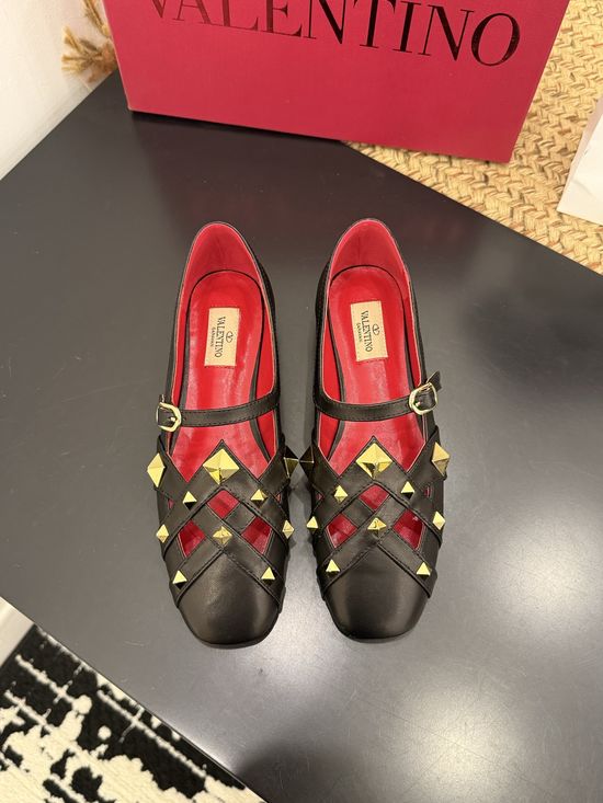 Valentino Round Toe Rivet Flat Shoes Leather Upper Real Leather Sole