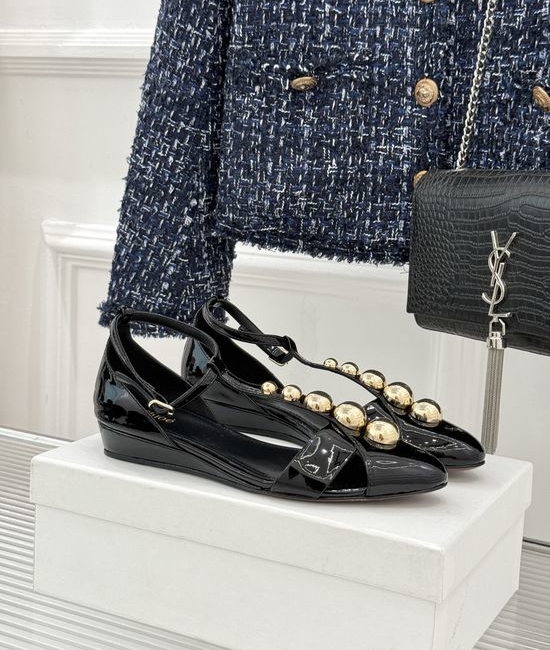 Chloe Rivet T-strap Patent Leather Sandals Elegant Daily Footwear