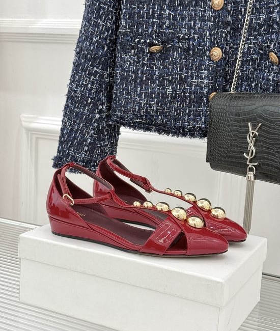 Chloe Rivet T-strap Patent Leather Sandals Elegant Daily Footwear