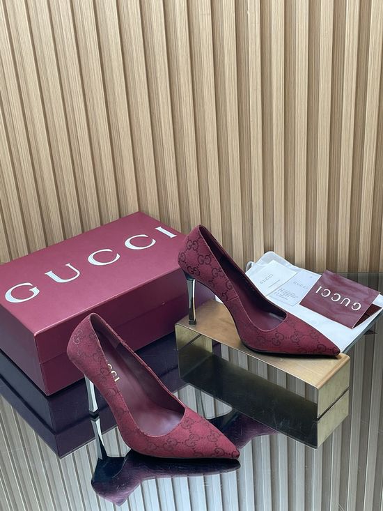 Gucci Elegant Metallic Heel Pointed Toe Fabric Pumps