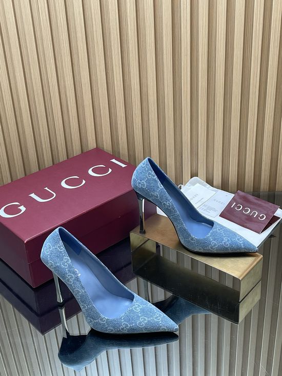 Gucci Elegant Metallic Heel Pointed Toe Fabric Pumps