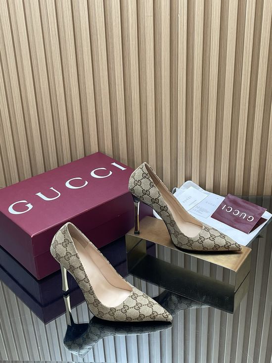 Gucci Elegant Metallic Heel Pointed Toe Fabric Pumps