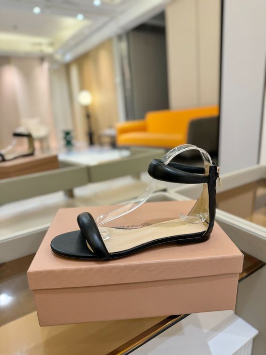 Gianvito Rossi Elegant Low Heel Sandal with Premium Leather Lining