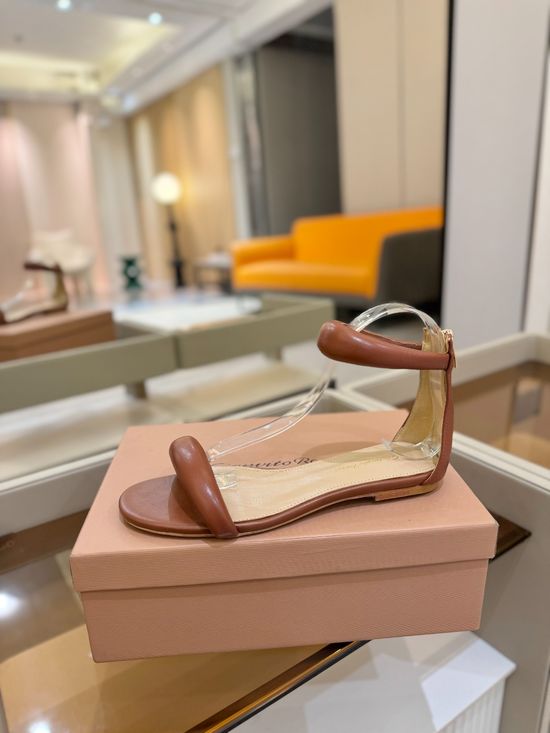 Gianvito Rossi Elegant Low Heel Sandal with Premium Leather Lining