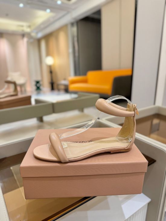 Gianvito Rossi Elegant Low Heel Sandal with Premium Leather Lining