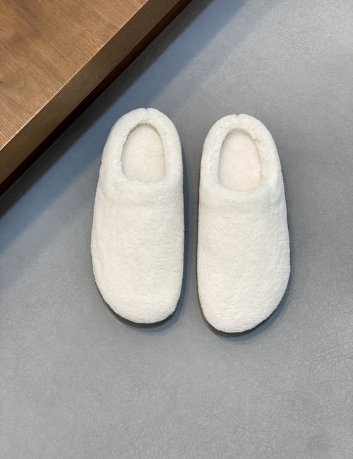 Alo Comfortable Closed Toe Slip On Slippers