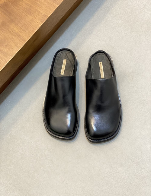 Bottega Veneta BV Woven Round Toe Leather Slides