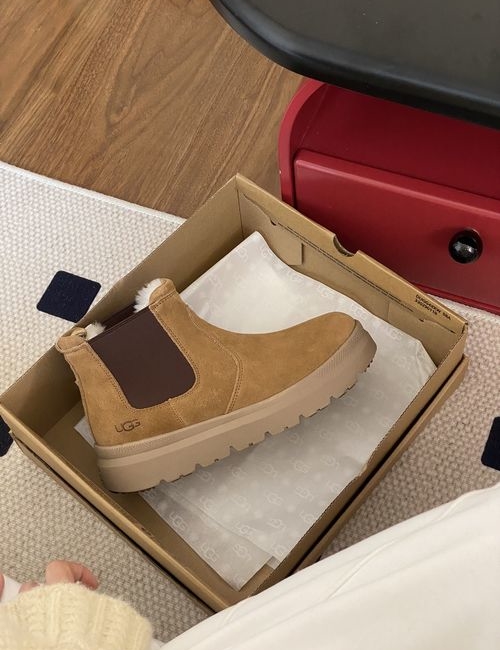 UGG Classic Chelsea Leather Fur Lined Boots