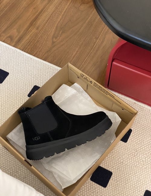 UGG Classic Chelsea Leather Fur Lined Boots