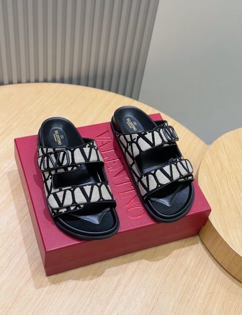 Valentino Cowhide Slippers V Hardware Details