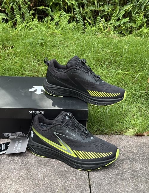 Descente GORE-TEX Cushioning Running Shoes