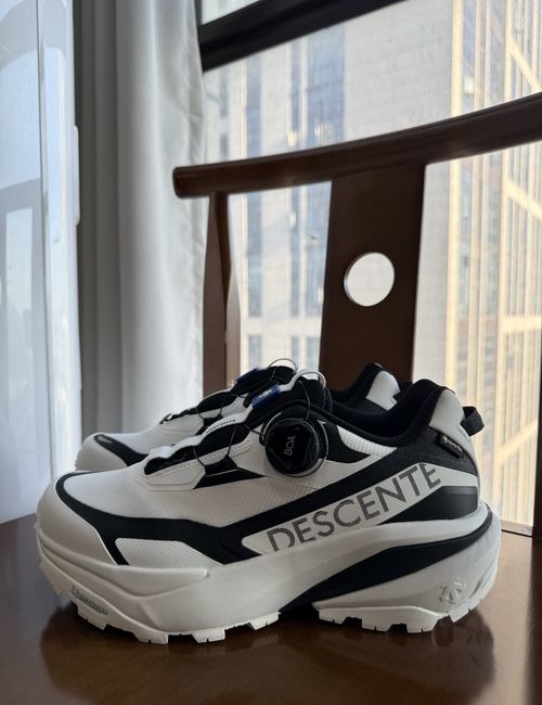 Descente Ski Style Hiking Shoes In Black And White