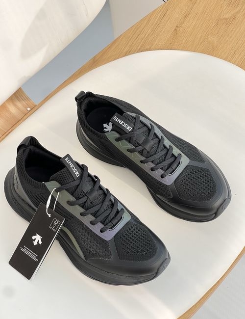 Descente Comfortable Casual Shoes With Embroidery Logo