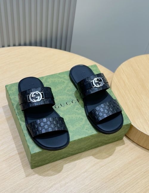 Gucci Interlocking G Sandals. Classic Style. Pallaadium Accents.
