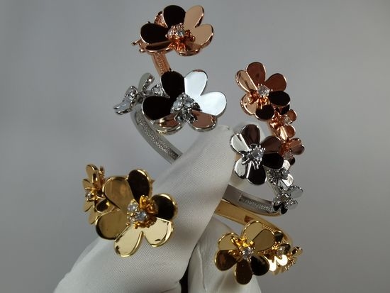 Van Cleef & Arpels VCA Exquisite Clover Design Bangle