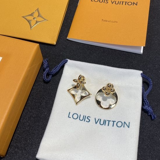 Louis Vuitton LV Multi-wear Classic Exquisite Stud Earrings