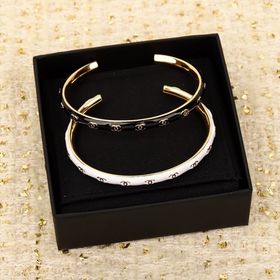 Chanel Embossed Letter Bangle Versatile Daily Jewelry
