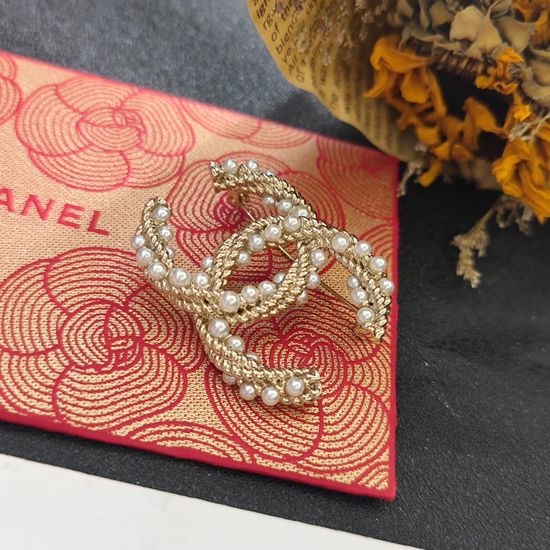 Chanel Elegant Versatile Pearl Brooch for All Occasions