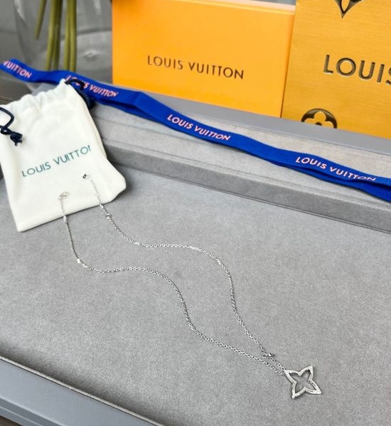 Louis Vuitton LV Openwork Star Diamond Pendant Necklace