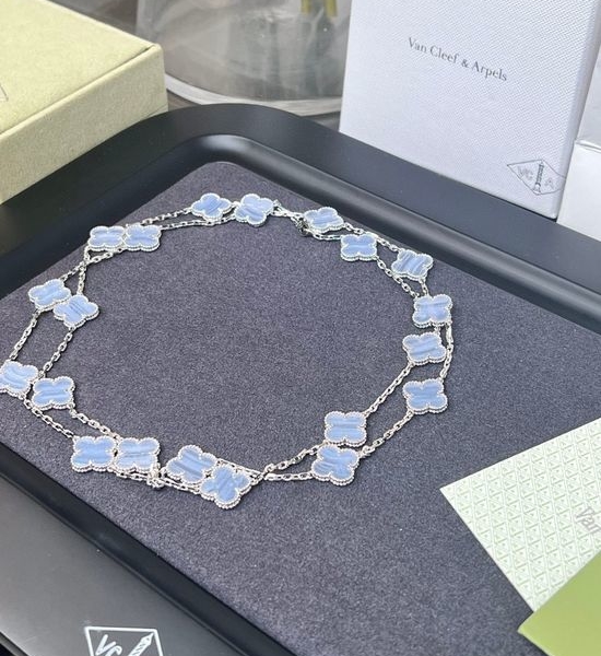 Van Cleef & Arpels VCA Purple Chalcedony Flower Necklace