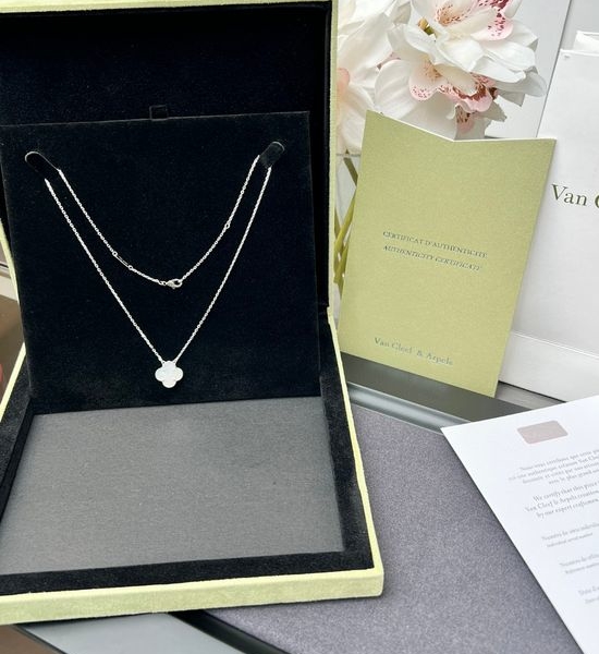 Van Cleef & Arpels VCA Elegant White Mother-of-Pearl Necklace