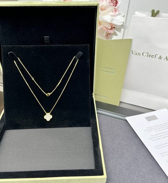Van Cleef & Arpels VCA Single Flower Gold White Mother-of-Pearl Necklace
