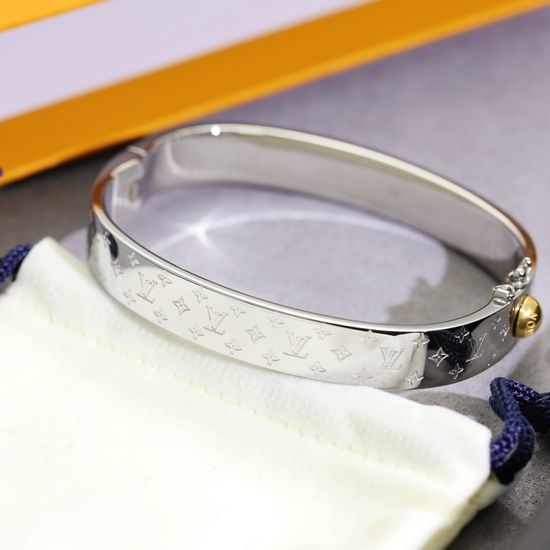 Louis Vuitton LV Classic Crafted Fashion Bangle