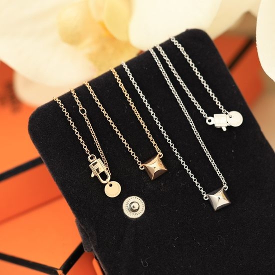 Hermes Rhinestone Rivet Alloy Necklace