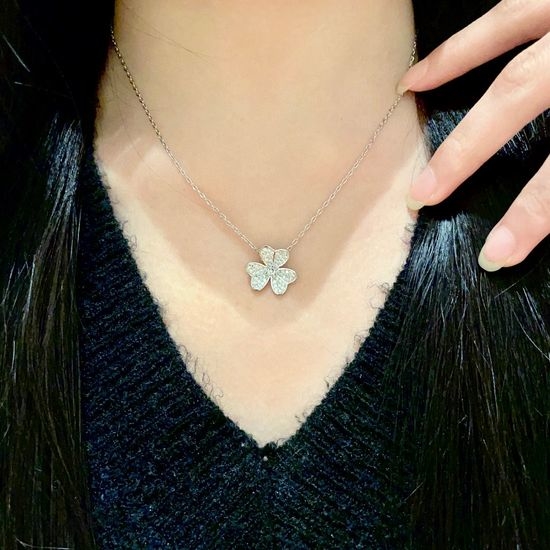 Van Cleef & Arpels VCA Clover Pendant Classic Chain Necklace