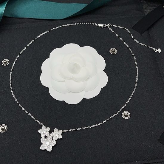Fendi Unique Silver Diamond Three-Flower Necklace