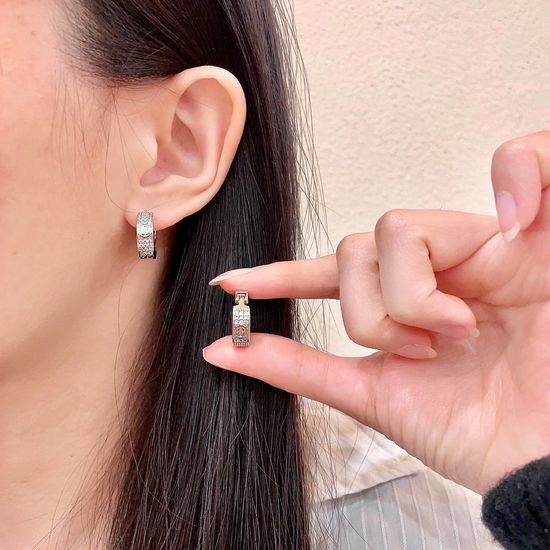Cartier Simple Versatile Daily Stud Earrings