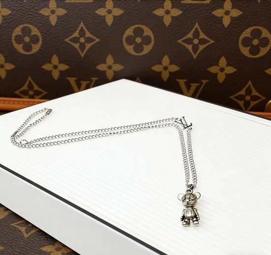 Louis Vuitton LV Bear Shape Pendant For Jewelry Styling