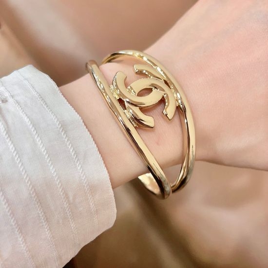 Chanel Classic Letter Bracelet Exquisite Craftsmanship