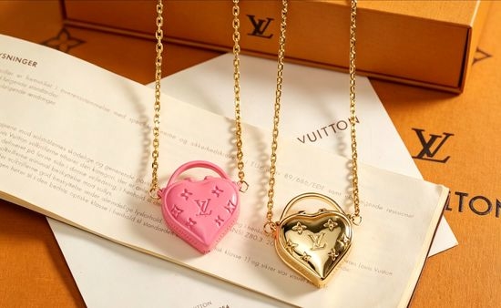 Louis Vuitton LV Heart Lock Pendant Necklace For Daily Wear