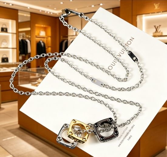 Louis Vuitton LV Three-tone Cube Pendant Necklace For Outfits