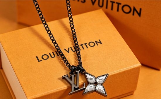 Louis Vuitton LV Four Leaf Flower Pendant Necklace In Dark Tone