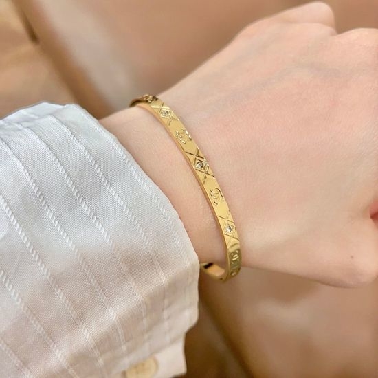 Chanel Diamond Inlaid Slim Bangle Hypoallergenic Material
