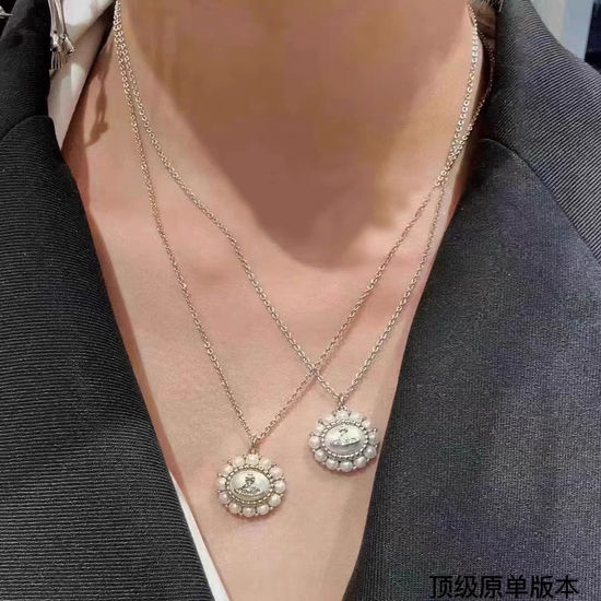 Vivienne Westhood Saturn Pearl Necklace Elegant Jewelry