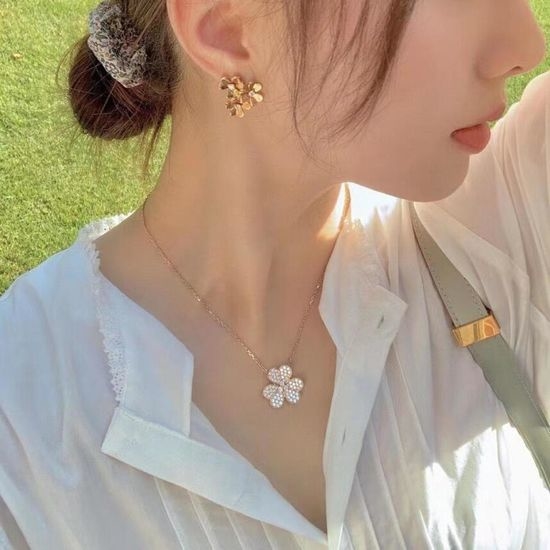 Van Cleef & Arpels VCA Rose Gold Clover Pendant Necklace