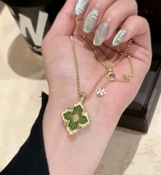 Van Cleef & Arpels VCA Premium Single Flower Gold Necklace