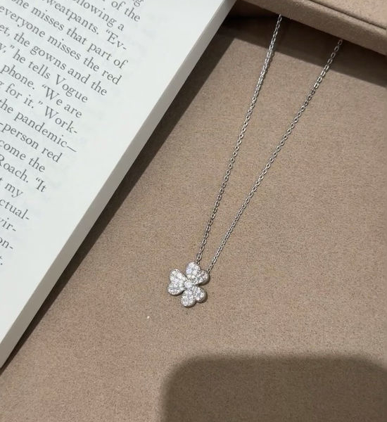 Van Cleef & Arpels VCA Clover Pendant Necklace Delicate Versatile Jewelry
