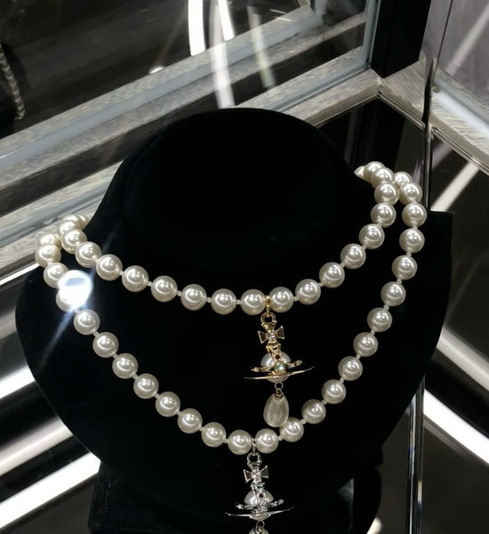 Vivienne Westhood Elegant Pearl Necklace Classic Design