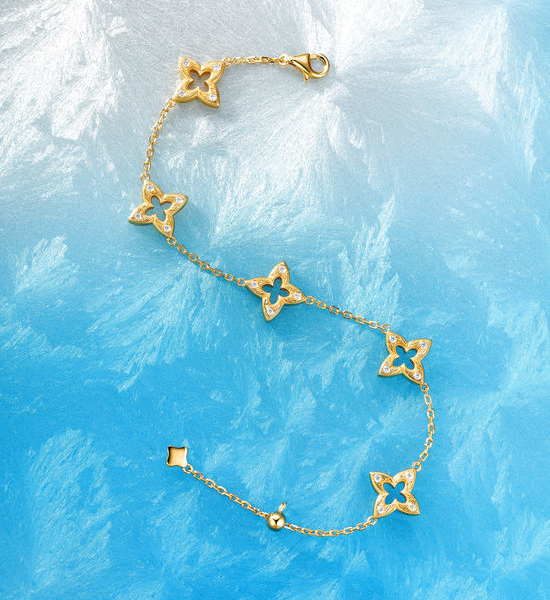 Van Cleef & Arpels VCA Elegant Silver Bracelet with Diamond-like Sparkle