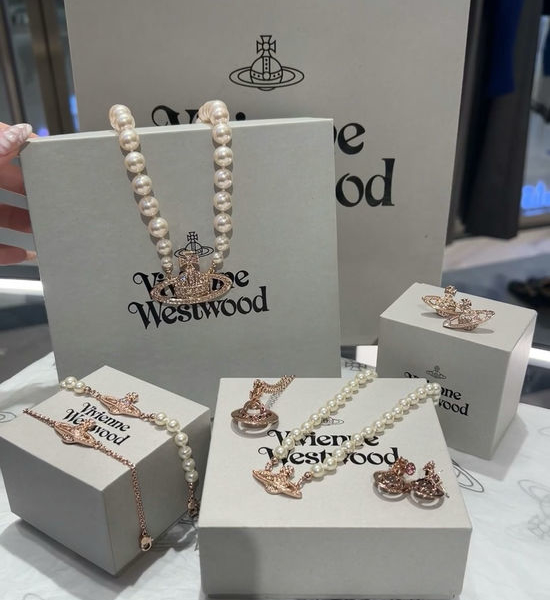 Vivienne Westhood Large Pearl Necklace Timeless Classic Elegant Design