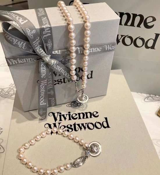 Vivienne Westhood Elegant Pearl Necklace With Planet Pendant