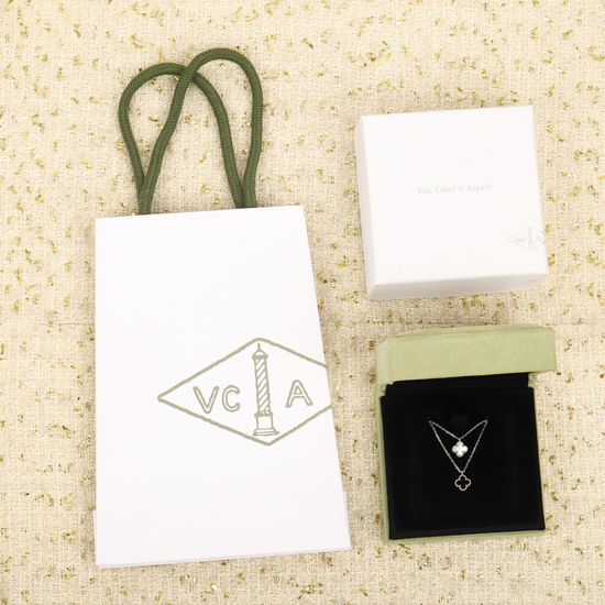 Van Cleef & Arpels VCA Exquisite Natural Stone Clover Necklace
