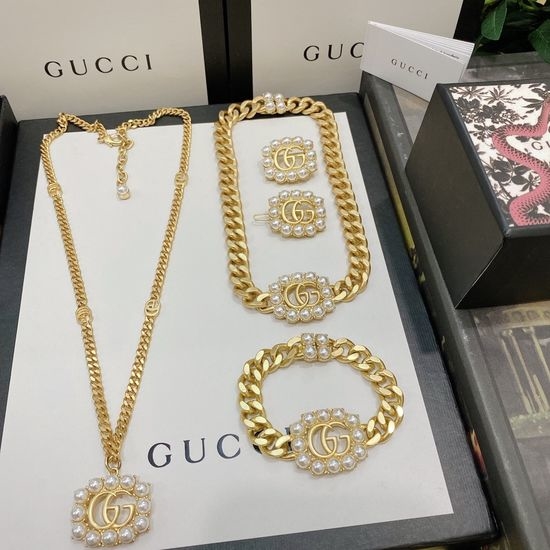 Gucci Pearl Square Pendant Jewelry Set